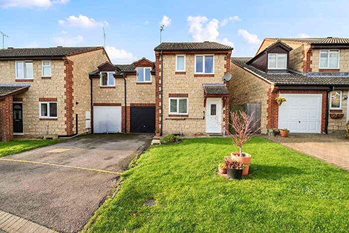 3 Bedroom Link Detached House For Sale In Middle Ground, Cricklade, Swindon, SN6