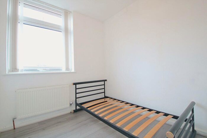 4 Bedroom Flat To Rent In Gale Street, London, E3