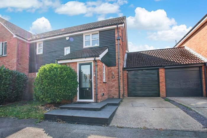 3 Bedroom Semi-Detached House For Sale In Menzies Avenue, Basildon, SS15