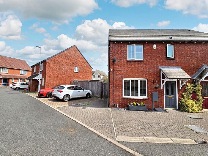 3 Bedroom Semi-Detached House For Sale In Paddock Way, Hinckley, LE10