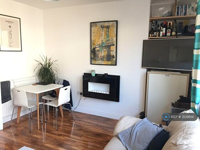 3 Bedroom Flat To Rent In Buxton House, London, SW11