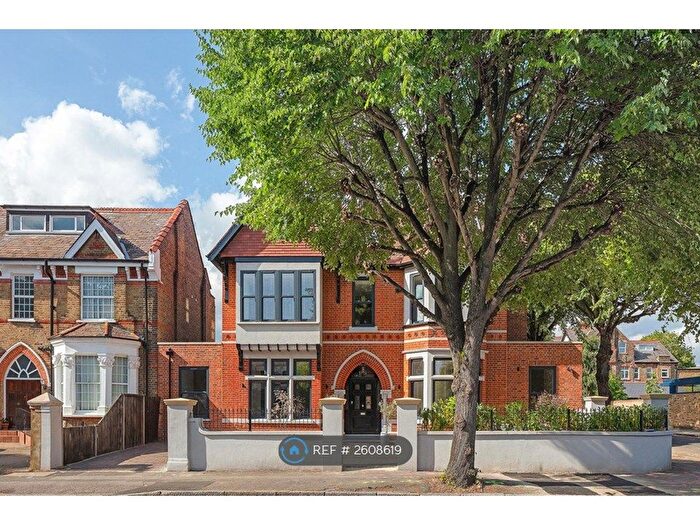 3 Bedroom Flat To Rent In Gordon Road, London, W13