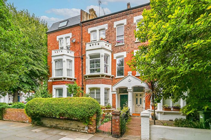 1 Bedroom Flat For Sale In Aynhoe Road, Brook Green, London, W14