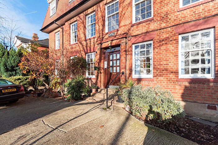 2 Bedroom Flat To Rent In Henley House, Friern Park, London, N12