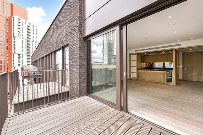 2 Bedroom Apartment To Rent In Viaduct Gardens, London, SW11