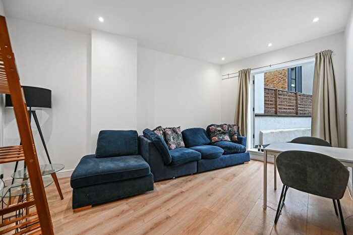 2 Bedroom Flat To Rent In Plough Road, Battersea, London, SW11