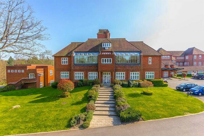 2 Bedroom Flat For Sale In Elizabeth Drive, Banstead, SM7