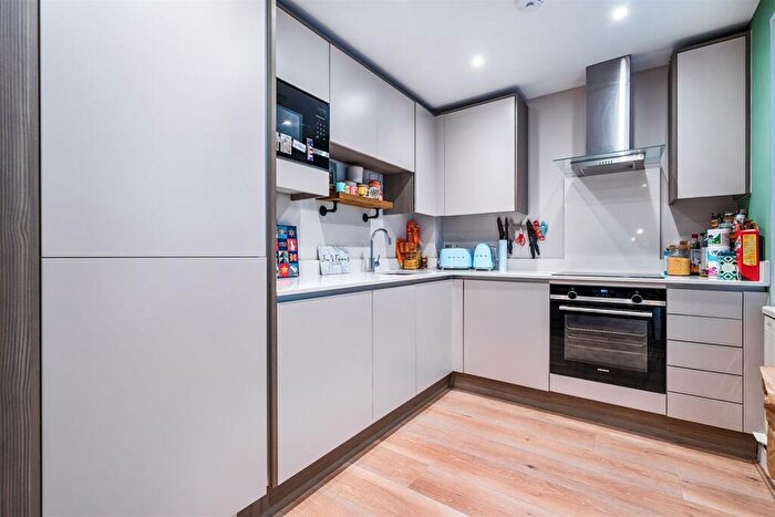 2 Bedroom Apartment For Sale In The Colonnade, Maidenhead, SL6