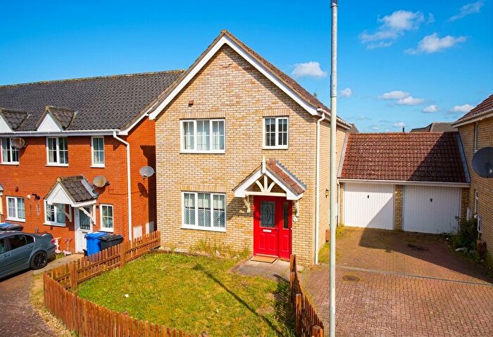 3 Bedroom Link Detached House For Sale In Tizzick Close, Three Score, Norwich, NR5