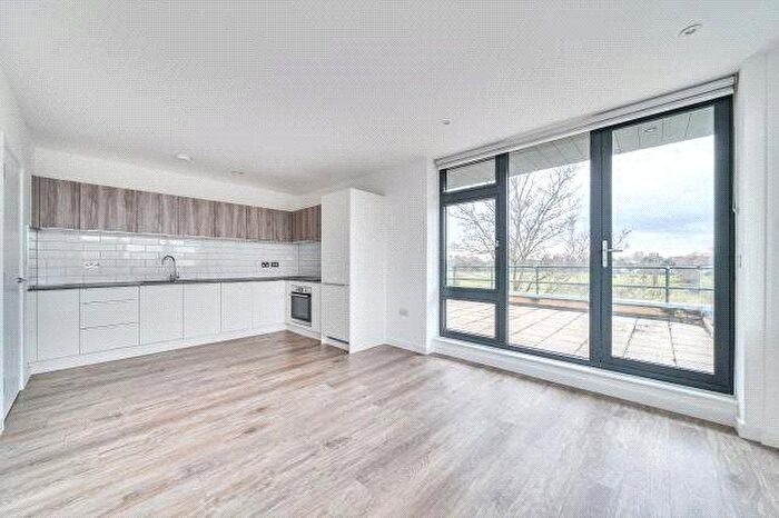 1 Bedroom Flat To Rent In Viewpoint House, Staines-Upon-Thames, TW18