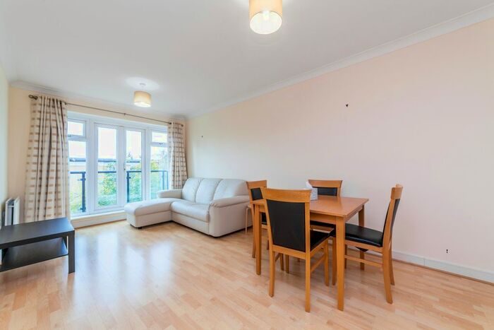 2 Bedroom Flat To Rent In Hardwick House, Masons Hill, Bromley, BR2