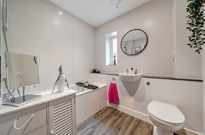 1 Bedroom Flat For Sale In Elgin Gardens, Guildford, GU1