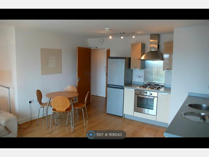 2 Bedroom Flat To Rent In Slater House, Salford, M5