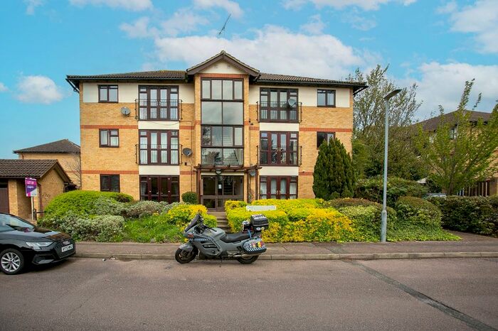2 Bedroom Flat To Rent In Chenies Way, Watford, Hertfordshire, WD18