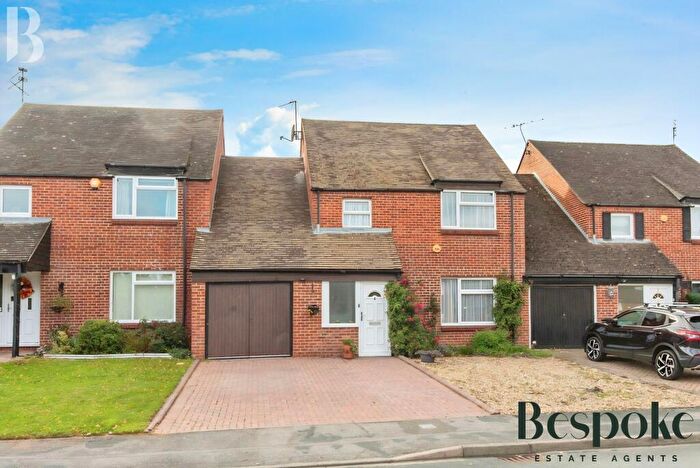 4 Bedroom Link Detached House For Sale In Foxhunt Grove, Calcot, RG31