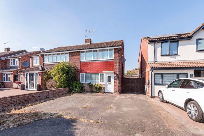 3 Bedroom Semi-Detached House For Sale In Hinksey Close, Langley, SL3