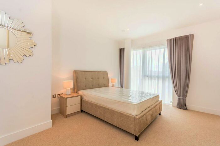 2 Bedroom Flat To Rent In Central Avenue, Fulham, London, SW6