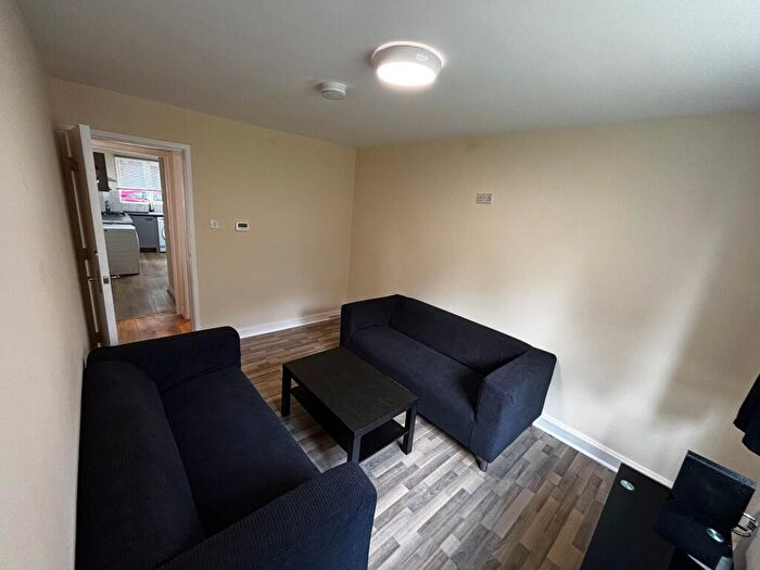 3 Bedroom Flat To Rent In Pennington Court, Leeds, LS6