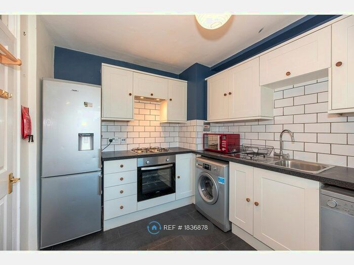 3 Bedroom Maisonette To Rent In Macaulay Road, London, SW4