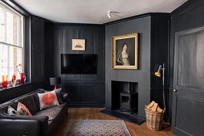2 Bedroom Maisonette For Sale In Holland Street, London, W8