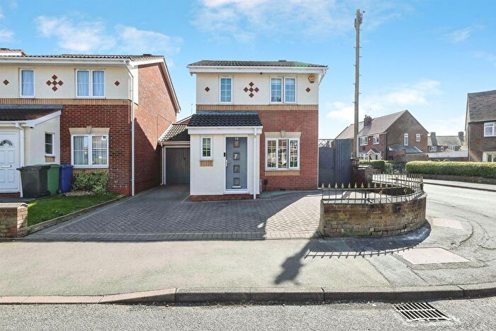 3 Bedroom Link Detached House For Sale In Pheasant Street, Brockmoor, Brierley Hill, DY5