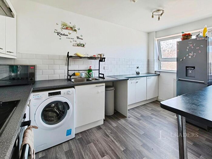 2 Bedroom Flat To Rent In Gladys Avenue, Portsmouth, Hampshire, PO2