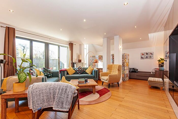 3 Bedroom Detached House To Rent In Bicester Road, Kidlington, OX5