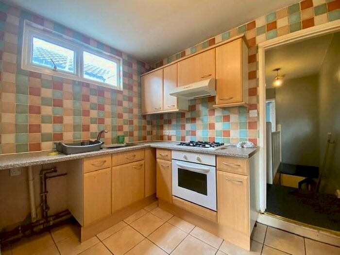3 Bedroom Flat To Rent In Clifton Street, Cardiff, CF24
