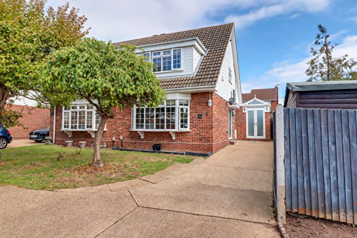 3 Bedroom Semi Detached House For Sale In Oak Walk, Benfleet, Essex, SS7