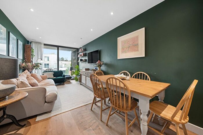 2 Bedroom Flat For Sale In Balham High Road, London, SW17