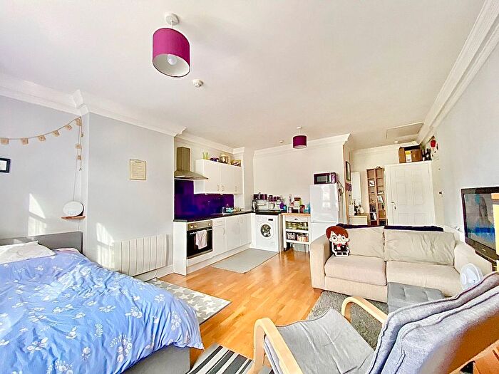 1 Bedroom Flat For Sale In Farncombe Road, Worthing, BN11