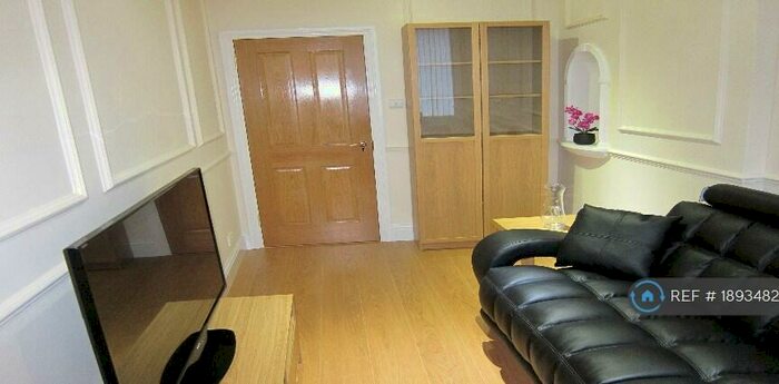 2 Bedroom Flat To Rent In Mile End, London, E3