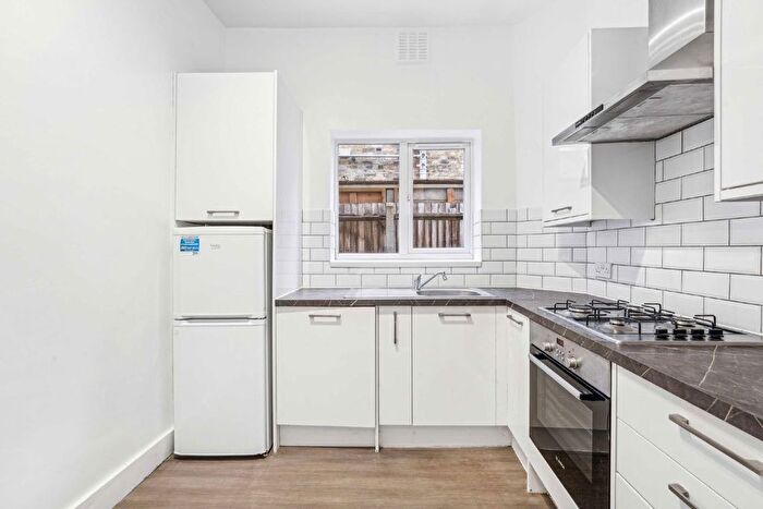 2 Bedroom Flat To Rent In Garratt Lane, Tooting, SW17