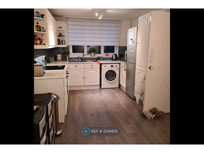 3 Bedroom Maisonette To Rent In Sedgmoor Place, London, SE5