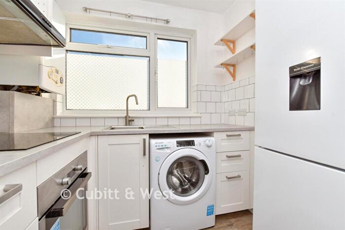 2 Bedroom Maisonette For Sale In Wrythe Lane, Carshalton, Surrey, SM5