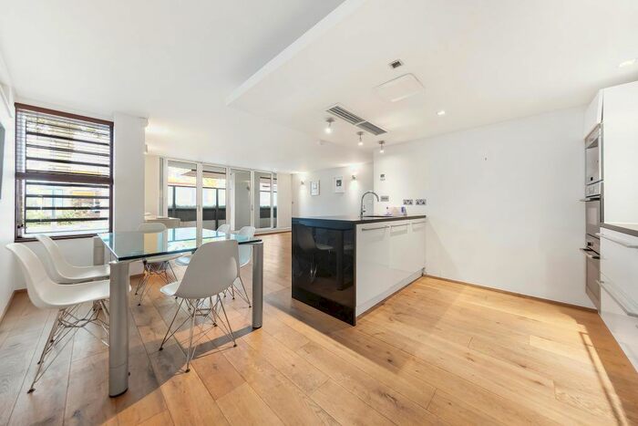 3 Bedroom Flat To Rent In Sheen Road, Richmond, TW9