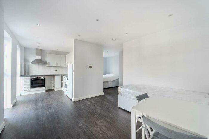 1 Bedroom Flat To Rent In Hassop Road, Cricklewood, London, NW2