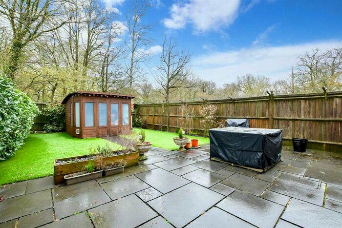 1 Bedroom Ground Flat For Sale In Horsehill, Norwood Hill, Horley, Surrey, RH6