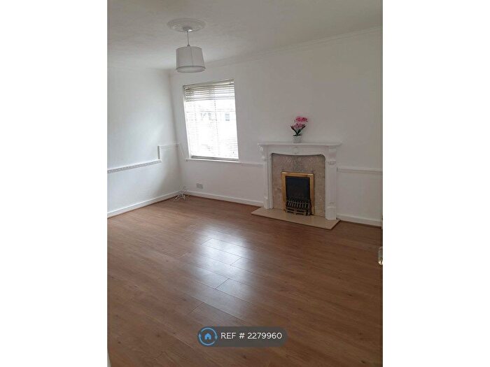 3 Bedroom End Of Terrace House To Rent In Lindwood Close, Beckton, E6