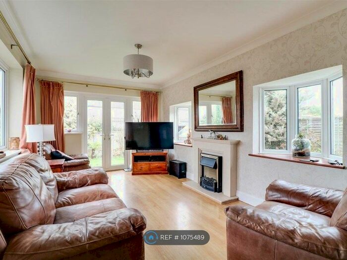 3 Bedroom Bungalow To Rent In Rayleigh, Rayleigh SS6