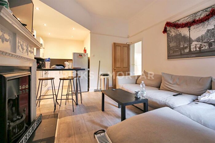 3 Bedroom Flat To Rent In (£ Pppw) Greystoke Avenue, Newcastle Upon Tyne, NE2