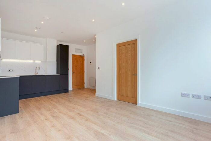 1 Bedroom Flat To Rent In Station Road, Redhill, RH1