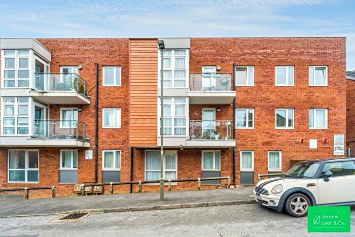 2 Bedroom Apartment For Sale In Lankaster Gardens, N2