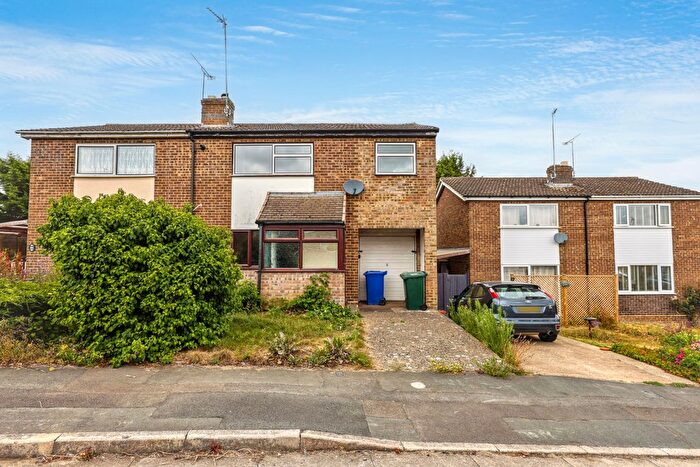 3 Bedroom Semi-detached House For Sale In Bridle Close, Banbury, OX16