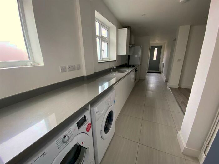 1 Bedroom Flat To Rent In Ashcroft Road, Luton, Bedfordshire, LU2