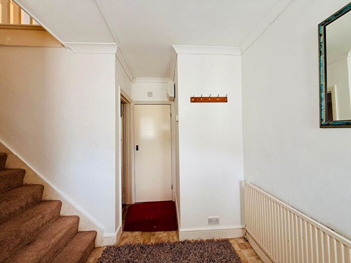 4 Bedroom Semi-Detached House To Rent In Cres Road, London, NW2