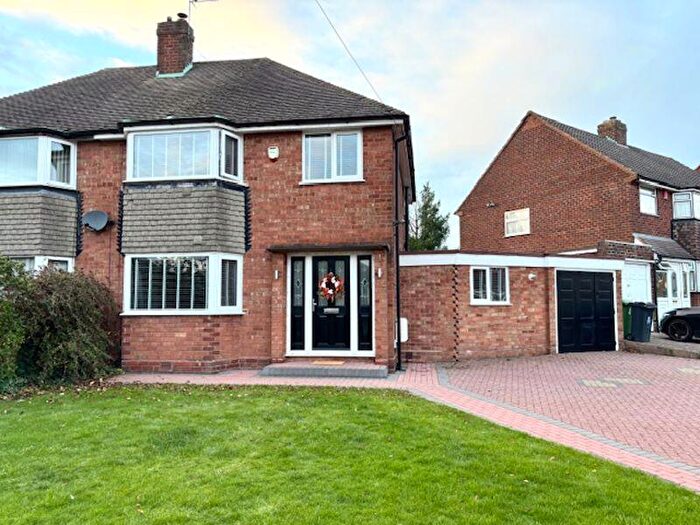3 Bedroom Semi Detached House For Sale In Cookesley Close, Grear Barr, Birmingham, B43