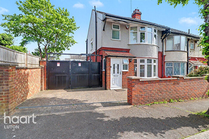 3 Bedroom Semi Detached House For Sale In Churchill Road, Luton, LU4