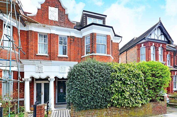 3 Bedroom Flat To Rent In Wolverton Gardens, Ealing, London, W5