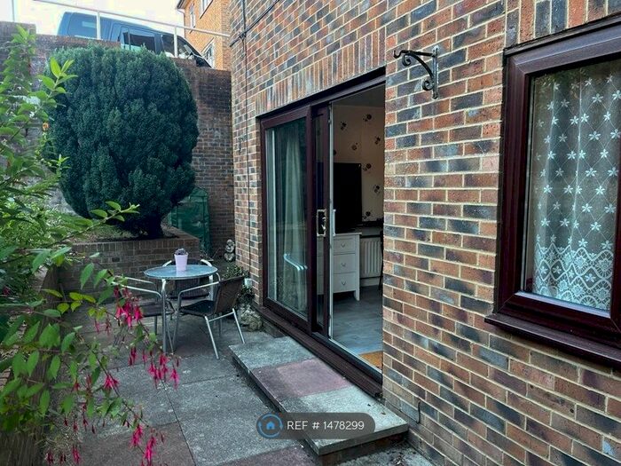 1 Bedroom Flat To Rent In Croydon Road, Caterham, CR3